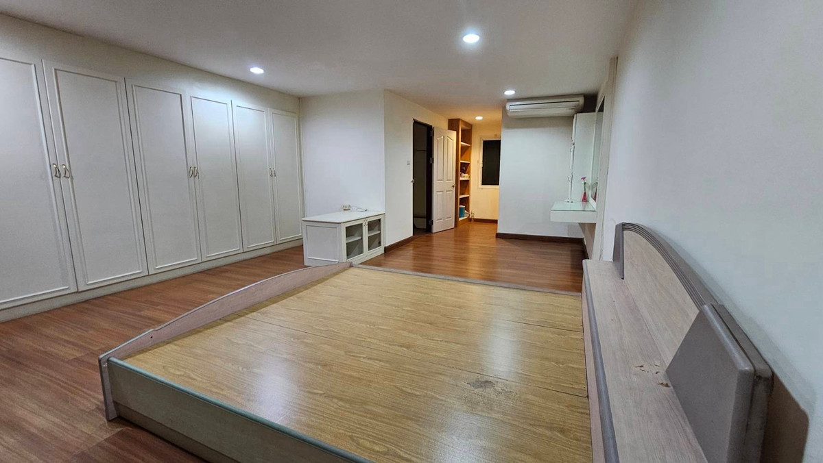 ให้เช่าทาวน์โฮมโชคชัย4 ลาดพร้าว71 : 🏡 ให้เช่า ทาวน์โฮม 4 ชั้น ลาดพร้าว 71 (สุคนธสวัสดิ์)
✨ ทำเลติดถนนใหญ่ พร้อมอยู่ | เหมาะทำ Home Office + อยู่อาศัย
💰 ค่าเช่าเพียง 25,000 บาท / เดือน