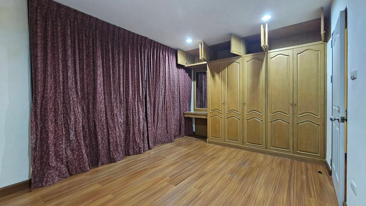 ให้เช่าทาวน์โฮมโชคชัย4 ลาดพร้าว71 : 🏡 ให้เช่า ทาวน์โฮม 4 ชั้น ลาดพร้าว 71 (สุคนธสวัสดิ์)
✨ ทำเลติดถนนใหญ่ พร้อมอยู่ | เหมาะทำ Home Office + อยู่อาศัย
💰 ค่าเช่าเพียง 25,000 บาท / เดือน