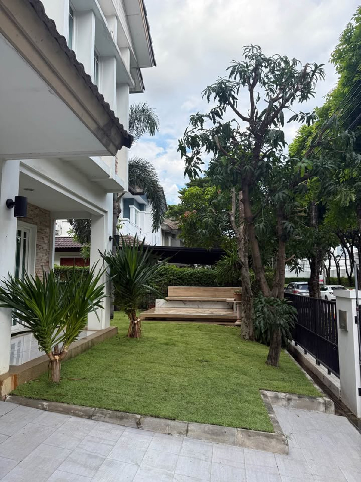 For RentHousePattanakan, Srinakarin : For rent 81.5 sq m, 3 bedrooms, 3 bathrooms, 2-story detached house, Manthana Rama 9, Srinakarin, Krungthep Kreetha Soi 7.
