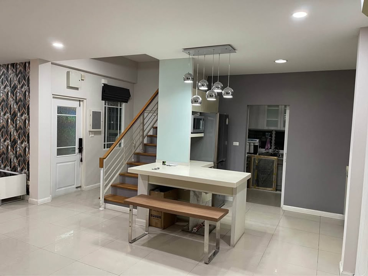 For RentHousePattanakan, Srinakarin : For rent 81.5 sq m, 3 bedrooms, 3 bathrooms, 2-story detached house, Manthana Rama 9, Srinakarin, Krungthep Kreetha Soi 7.