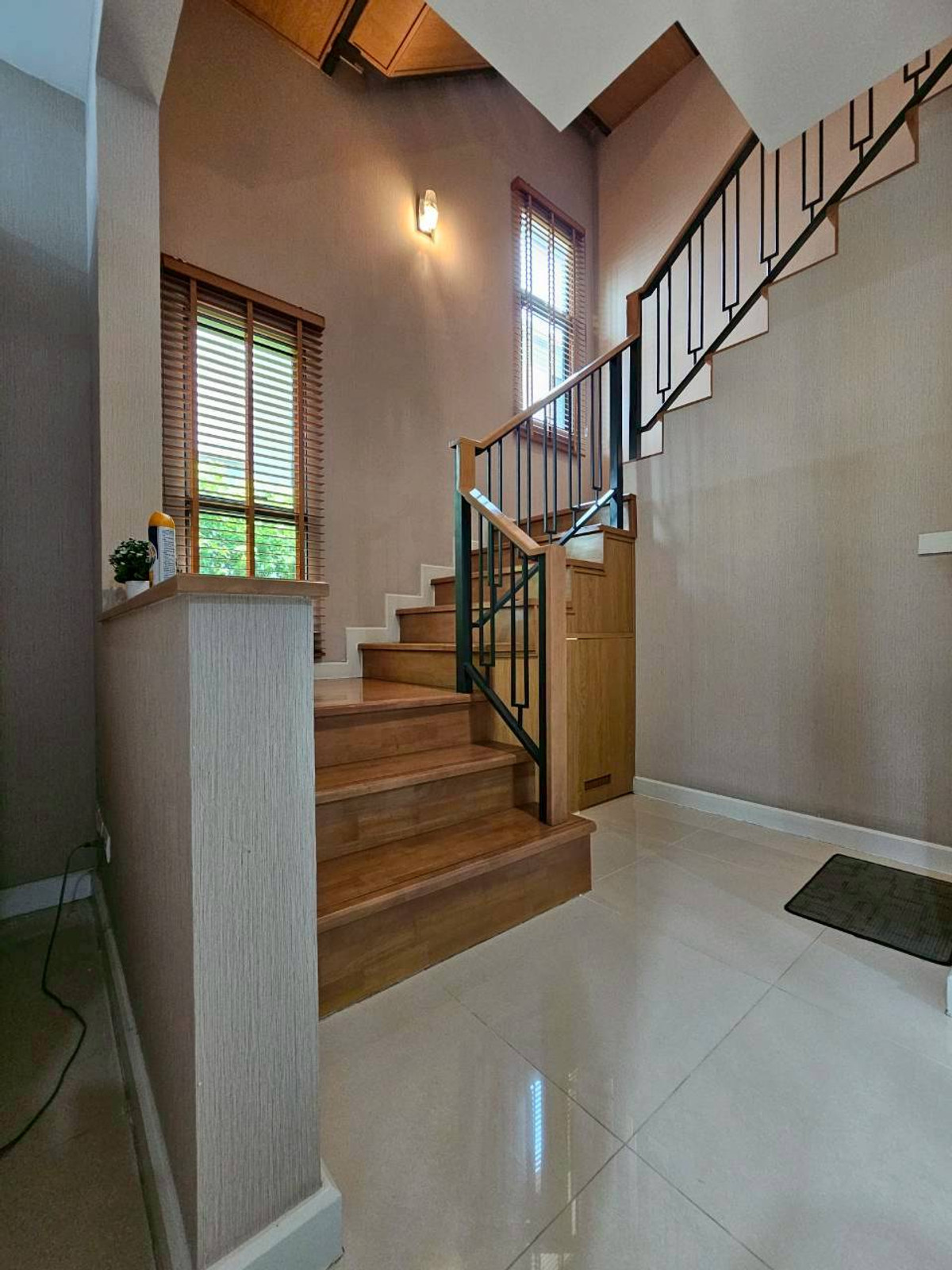 บ้านวิภาวดี ดอนเมือง หลักสี่ : ให้เช่า/ขาย บ้านหรู 3ชั้น  ภัสสร สรงประภา ดอนเมือง เนื้อที่มากถึง 60 ตรว. พื้นที่ใช้สอย 275 ตร.ม. 5 ห้องนอน  6ห้องน้ำ บ้านหลังพิเศษไม่มีบ้านตรงข้าม เป็น Private Zone ตกแต่งครบ Fully Furnished  ทำเลดีเดินทางเข้าเมืองสะดวก ใกล้สนามบินดอนเมือง