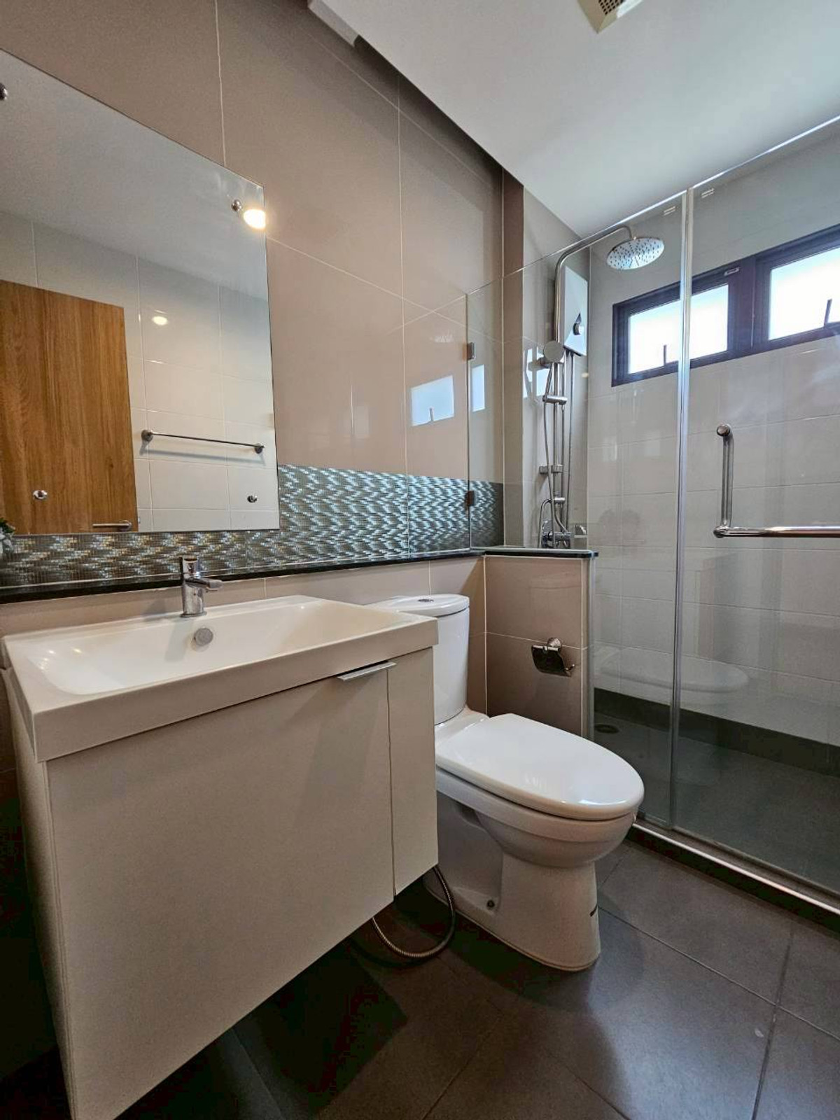 บ้านวิภาวดี ดอนเมือง หลักสี่ : ให้เช่า/ขาย บ้านหรู 3ชั้น  ภัสสร สรงประภา ดอนเมือง เนื้อที่มากถึง 60 ตรว. พื้นที่ใช้สอย 275 ตร.ม. 5 ห้องนอน  6ห้องน้ำ บ้านหลังพิเศษไม่มีบ้านตรงข้าม เป็น Private Zone ตกแต่งครบ Fully Furnished  ทำเลดีเดินทางเข้าเมืองสะดวก ใกล้สนามบินดอนเมือง