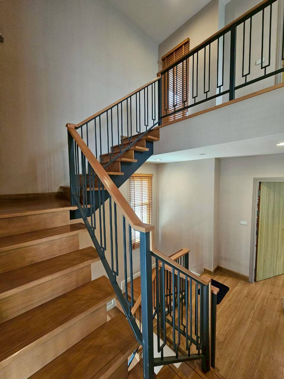 บ้านวิภาวดี ดอนเมือง หลักสี่ : ให้เช่า/ขาย บ้านหรู 3ชั้น  ภัสสร สรงประภา ดอนเมือง เนื้อที่มากถึง 60 ตรว. พื้นที่ใช้สอย 275 ตร.ม. 5 ห้องนอน  6ห้องน้ำ บ้านหลังพิเศษไม่มีบ้านตรงข้าม เป็น Private Zone ตกแต่งครบ Fully Furnished  ทำเลดีเดินทางเข้าเมืองสะดวก ใกล้สนามบินดอนเมือง