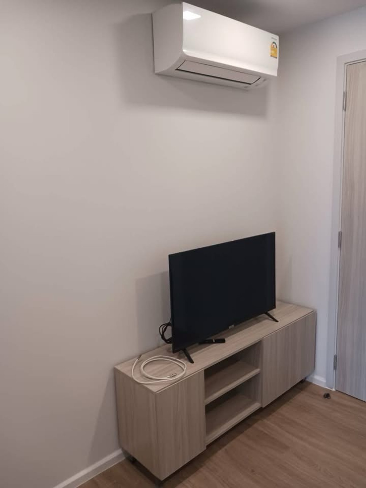 ให้เช่าคอนโดมีนบุรี-ร่มเกล้า : 🏢✨ ปล่อยเช่าคอนโด Atmoz Flow Minburi พร้อมเข้าอยู่ ✨🏢
💎 ห้องใหม่เอี่ยม สวยมาก เฟอร์ครบ พร้อมอยู่ทันที 💎

💰 ค่าเช่าเพียง 10,000 บาท / เดือน (รวมค่าส่วนกลางแล้ว)