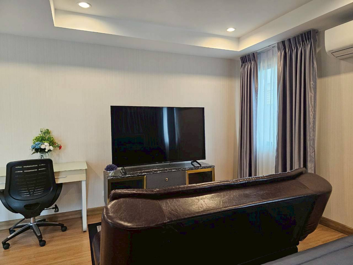 บ้านวิภาวดี ดอนเมือง หลักสี่ : ให้เช่า/ขาย บ้านหรู 3ชั้น  ภัสสร สรงประภา ดอนเมือง เนื้อที่มากถึง 60 ตรว. พื้นที่ใช้สอย 275 ตร.ม. 5 ห้องนอน  6ห้องน้ำ บ้านหลังพิเศษไม่มีบ้านตรงข้าม เป็น Private Zone ตกแต่งครบ Fully Furnished  ทำเลดีเดินทางเข้าเมืองสะดวก ใกล้สนามบินดอนเมือง