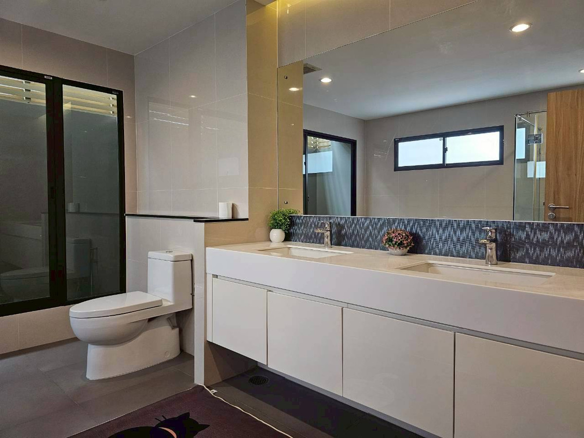 บ้านวิภาวดี ดอนเมือง หลักสี่ : ให้เช่า/ขาย บ้านหรู 3ชั้น  ภัสสร สรงประภา ดอนเมือง เนื้อที่มากถึง 60 ตรว. พื้นที่ใช้สอย 275 ตร.ม. 5 ห้องนอน  6ห้องน้ำ บ้านหลังพิเศษไม่มีบ้านตรงข้าม เป็น Private Zone ตกแต่งครบ Fully Furnished  ทำเลดีเดินทางเข้าเมืองสะดวก ใกล้สนามบินดอนเมือง