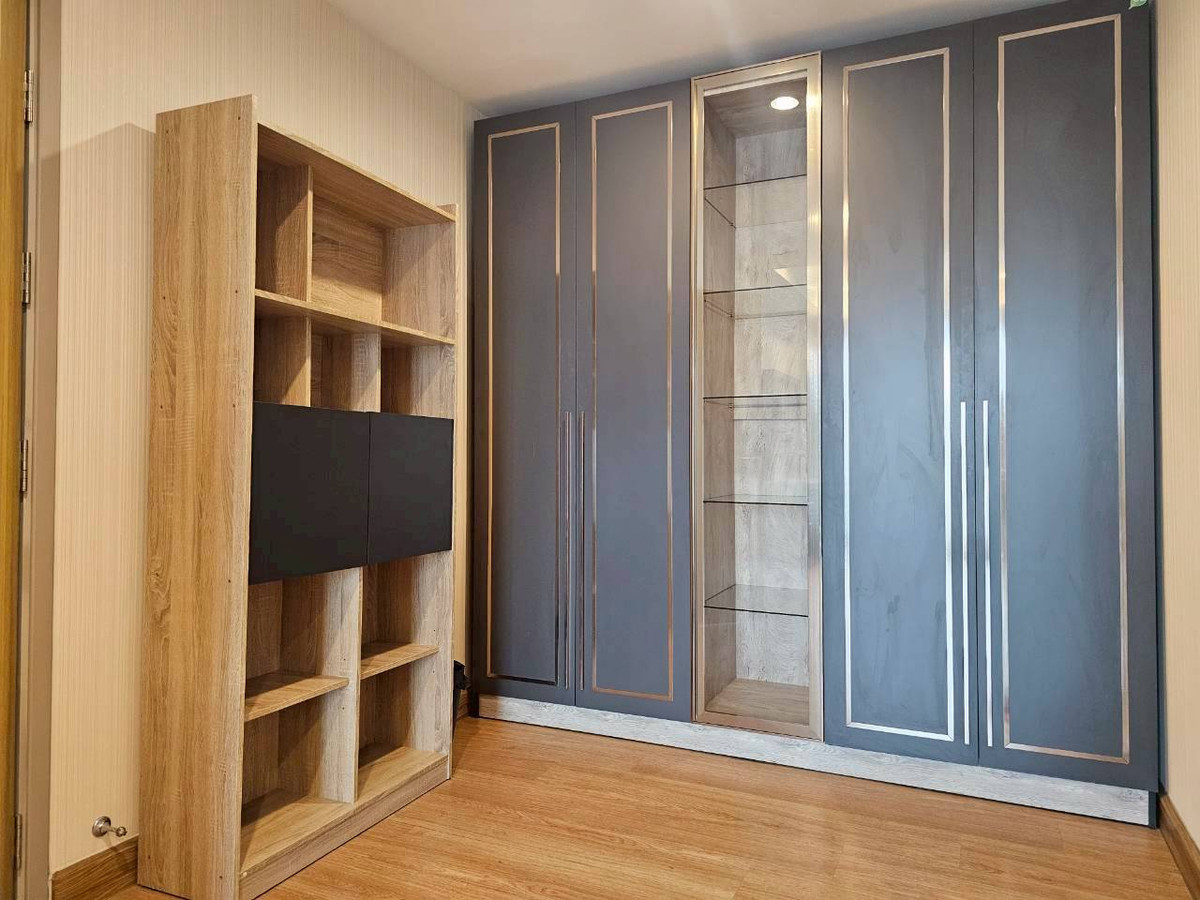 บ้านวิภาวดี ดอนเมือง หลักสี่ : ให้เช่า/ขาย บ้านหรู 3ชั้น  ภัสสร สรงประภา ดอนเมือง เนื้อที่มากถึง 60 ตรว. พื้นที่ใช้สอย 275 ตร.ม. 5 ห้องนอน  6ห้องน้ำ บ้านหลังพิเศษไม่มีบ้านตรงข้าม เป็น Private Zone ตกแต่งครบ Fully Furnished  ทำเลดีเดินทางเข้าเมืองสะดวก ใกล้สนามบินดอนเมือง