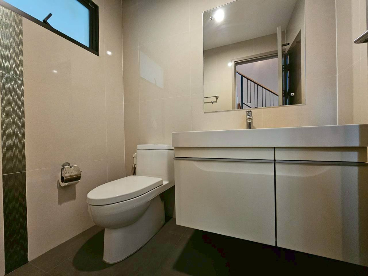 บ้านวิภาวดี ดอนเมือง หลักสี่ : ให้เช่า/ขาย บ้านหรู 3ชั้น  ภัสสร สรงประภา ดอนเมือง เนื้อที่มากถึง 60 ตรว. พื้นที่ใช้สอย 275 ตร.ม. 5 ห้องนอน  6ห้องน้ำ บ้านหลังพิเศษไม่มีบ้านตรงข้าม เป็น Private Zone ตกแต่งครบ Fully Furnished  ทำเลดีเดินทางเข้าเมืองสะดวก ใกล้สนามบินดอนเมือง