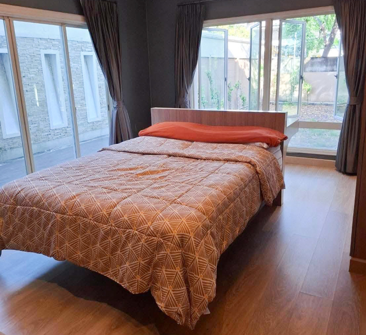 ให้เช่าบ้านรามคำแหง หัวหมาก : บ้านเดี่ยว พื้นที่ 100 ตร.ว. เฟอร์ครบ พร้อมเข้าอยู่ทันที ติดรถไฟฟ้าสายสีส้ม ใกล้ Community สัมมากร ทางด่วนมอเตอร์เวย์ 🚗