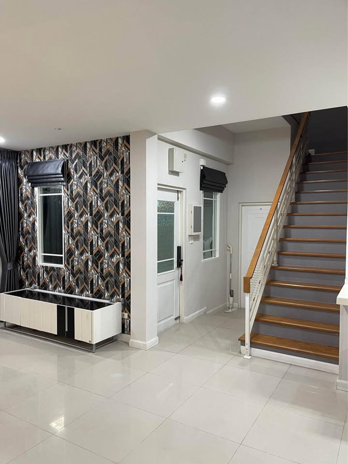 For RentHousePattanakan, Srinakarin : For rent 81.5 sq m, 3 bedrooms, 3 bathrooms, 2-story detached house, Manthana Rama 9, Srinakarin, Krungthep Kreetha Soi 7.