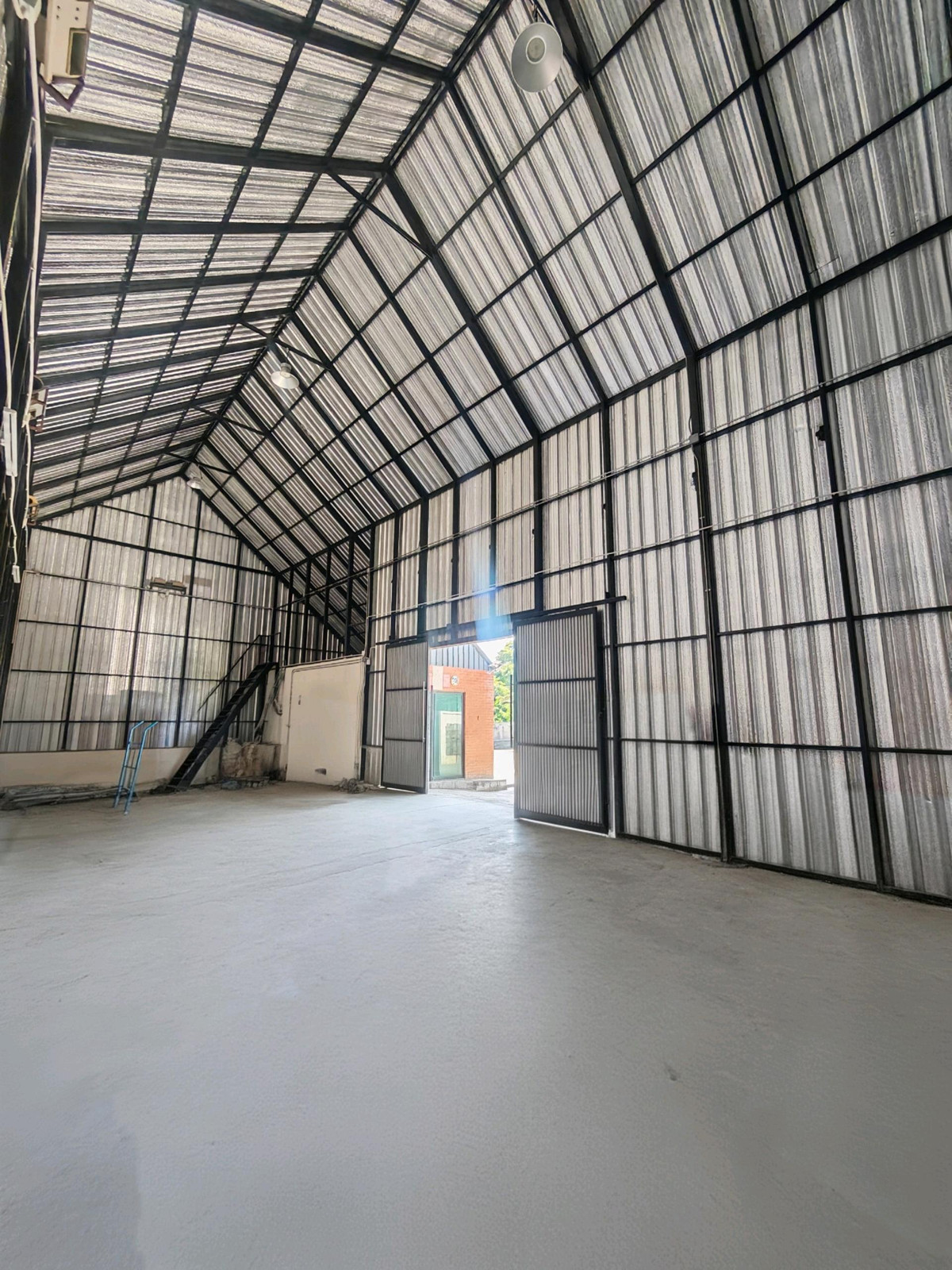 โกดังนครปฐม : ขาย / ให้เช่า #โกดังพร้อมออฟฟิศ ทำเลบางกระทึก – สวนสามพราน ✨
#โอกาสดีสำหรับผู้ประกอบการที่มองหาพื้นที่พร้อมใช้งาน ใกล้เมือง 