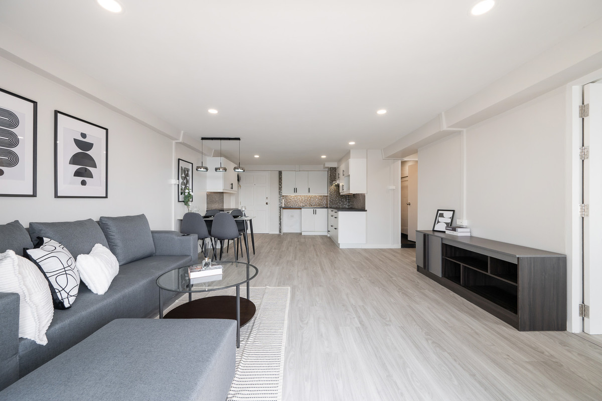 ขายคอนโดบางนา แบริ่ง ลาซาล : ขายคอนโด : 2 ห้องนอน  Bangna Place  คอนโดทำเลทองบางนา!   (Rt-01)