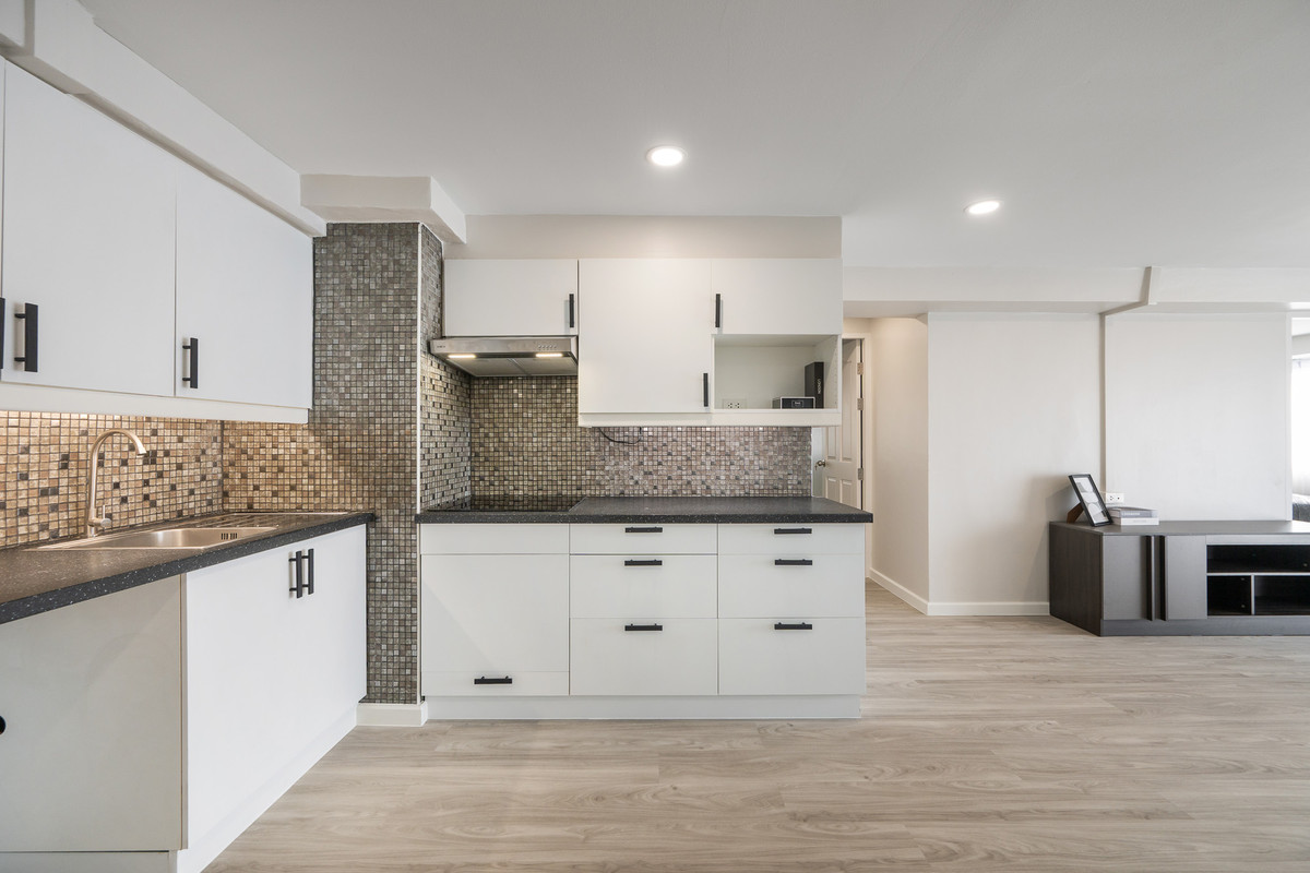 ขายคอนโดบางนา แบริ่ง ลาซาล : ขายคอนโด : 2 ห้องนอน  Bangna Place  คอนโดทำเลทองบางนา!   (Rt-01)