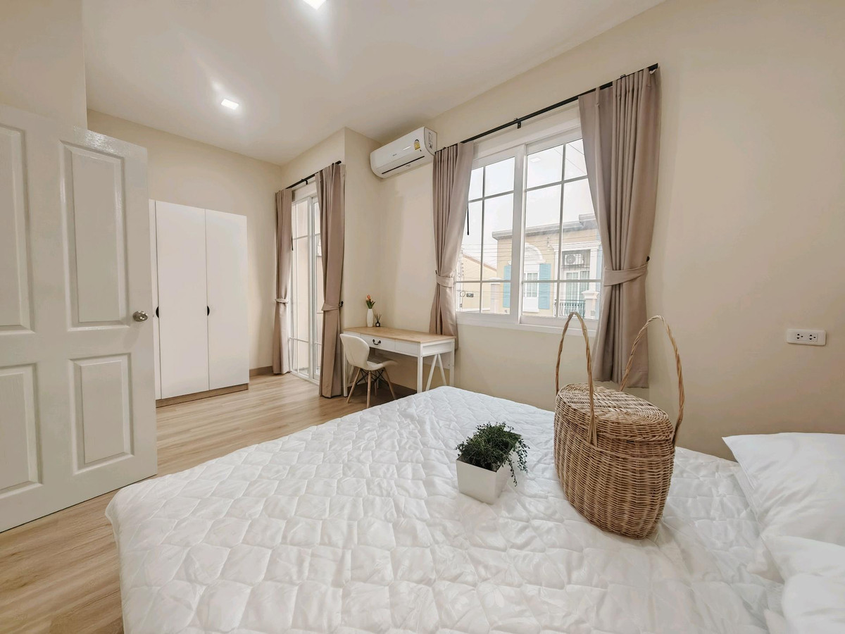 For RentTownhomePathum Thani,Rangsit, Thammasat : Townhouse for rent ✨ Golden Town Future-Rangsit ✨ 3 bedrooms, 2 bathrooms, fully furnished and equipped with appliances.