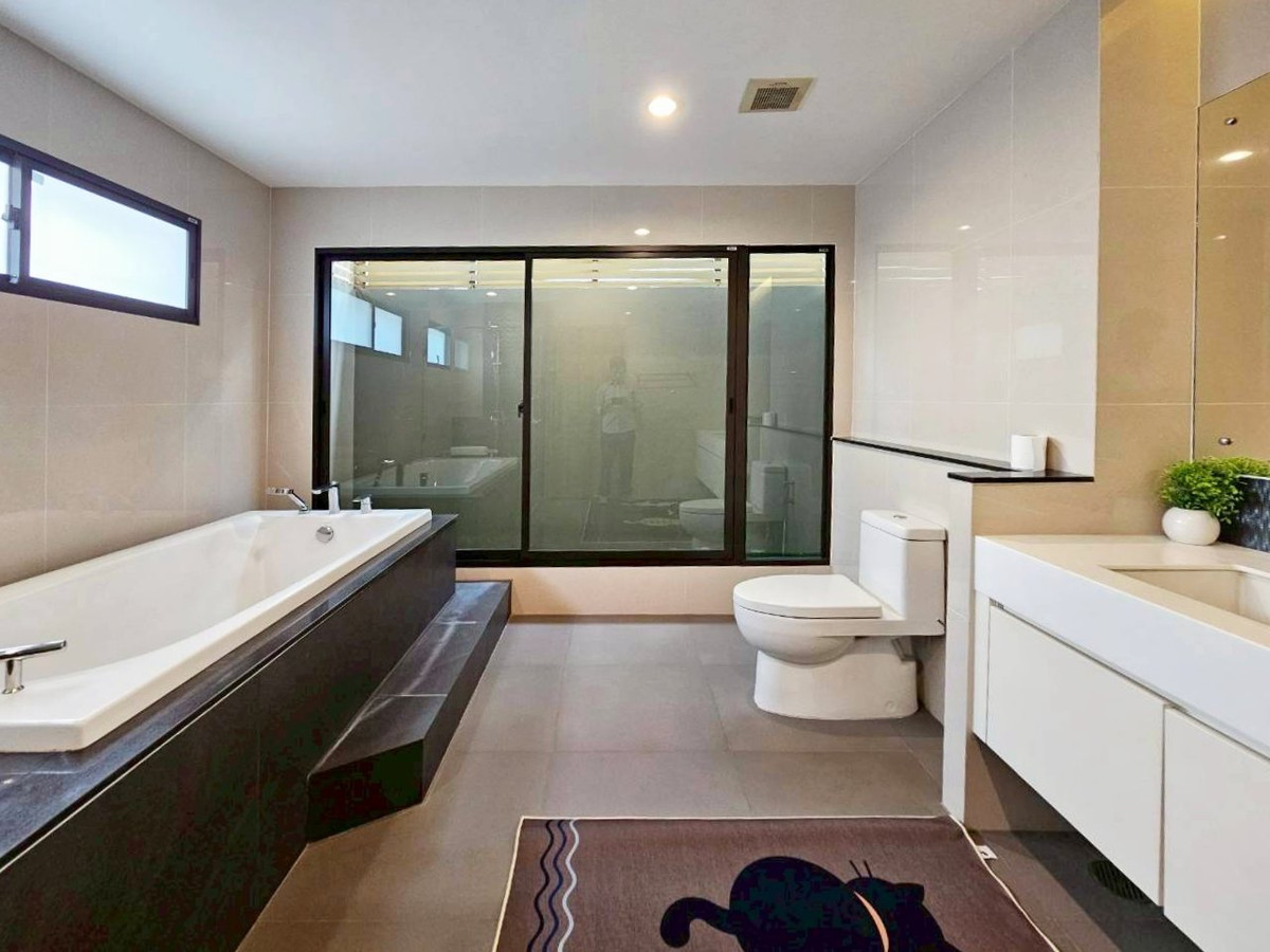 บ้านวิภาวดี ดอนเมือง หลักสี่ : ให้เช่า/ขาย บ้านหรู 3ชั้น  ภัสสร สรงประภา ดอนเมือง เนื้อที่มากถึง 60 ตรว. พื้นที่ใช้สอย 275 ตร.ม. 5 ห้องนอน  6ห้องน้ำ บ้านหลังพิเศษไม่มีบ้านตรงข้าม เป็น Private Zone ตกแต่งครบ Fully Furnished  ทำเลดีเดินทางเข้าเมืองสะดวก ใกล้สนามบินดอนเมือง