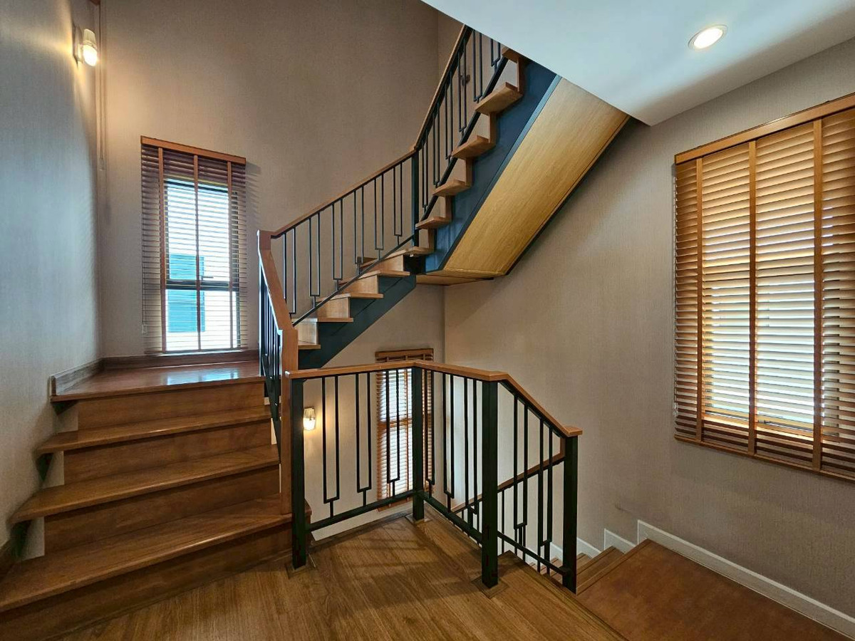 บ้านวิภาวดี ดอนเมือง หลักสี่ : ให้เช่า/ขาย บ้านหรู 3ชั้น  ภัสสร สรงประภา ดอนเมือง เนื้อที่มากถึง 60 ตรว. พื้นที่ใช้สอย 275 ตร.ม. 5 ห้องนอน  6ห้องน้ำ บ้านหลังพิเศษไม่มีบ้านตรงข้าม เป็น Private Zone ตกแต่งครบ Fully Furnished  ทำเลดีเดินทางเข้าเมืองสะดวก ใกล้สนามบินดอนเมือง