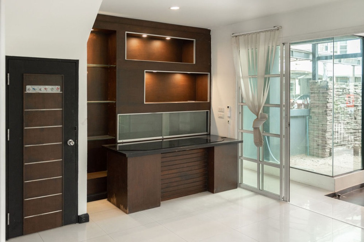 ให้เช่าทาวน์โฮมโชคชัย4 ลาดพร้าว71 : ให้เช่าทาวน์โฮม/โฮมออฟฟิศ หมู่บ้านชาลิสา ลาดพร้าววังหิน 34 ใกล้เซ็นทรัลอีสต์วิลล์ และศาลอาญา รัชดา 