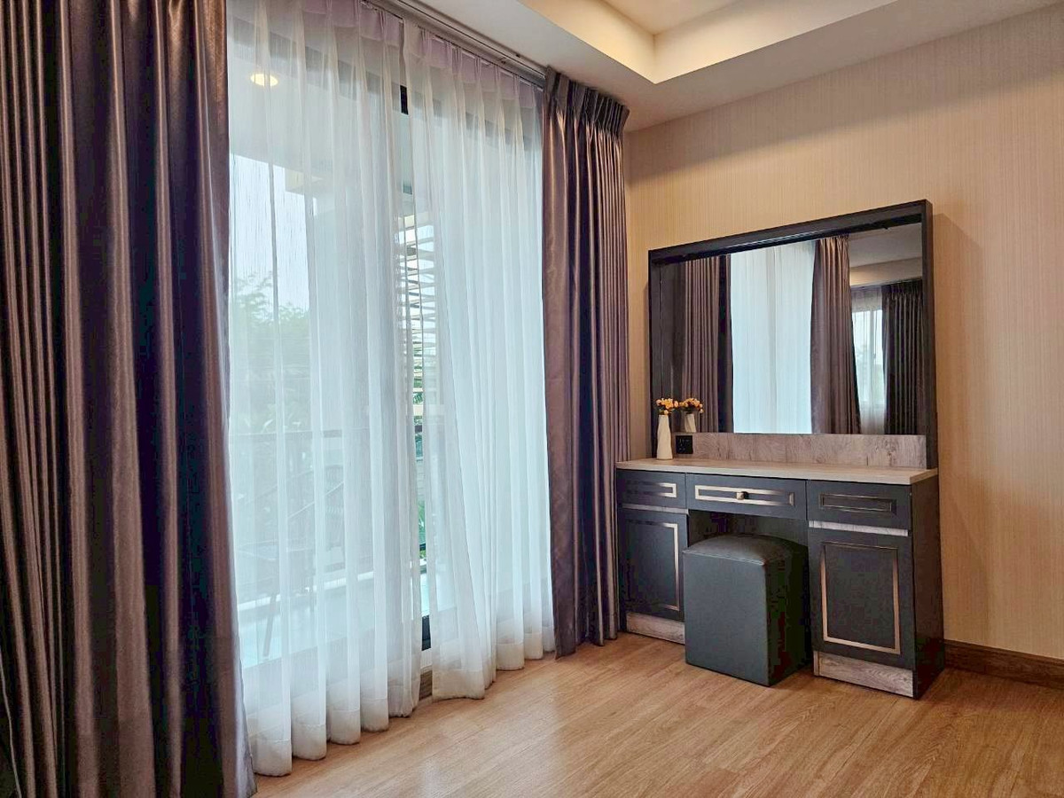 บ้านวิภาวดี ดอนเมือง หลักสี่ : ให้เช่า/ขาย บ้านหรู 3ชั้น  ภัสสร สรงประภา ดอนเมือง เนื้อที่มากถึง 60 ตรว. พื้นที่ใช้สอย 275 ตร.ม. 5 ห้องนอน  6ห้องน้ำ บ้านหลังพิเศษไม่มีบ้านตรงข้าม เป็น Private Zone ตกแต่งครบ Fully Furnished  ทำเลดีเดินทางเข้าเมืองสะดวก ใกล้สนามบินดอนเมือง