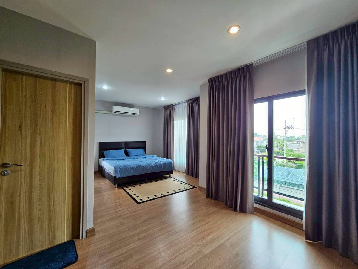 บ้านวิภาวดี ดอนเมือง หลักสี่ : ให้เช่า/ขาย บ้านหรู 3ชั้น  ภัสสร สรงประภา ดอนเมือง เนื้อที่มากถึง 60 ตรว. พื้นที่ใช้สอย 275 ตร.ม. 5 ห้องนอน  6ห้องน้ำ บ้านหลังพิเศษไม่มีบ้านตรงข้าม เป็น Private Zone ตกแต่งครบ Fully Furnished  ทำเลดีเดินทางเข้าเมืองสะดวก ใกล้สนามบินดอนเมือง