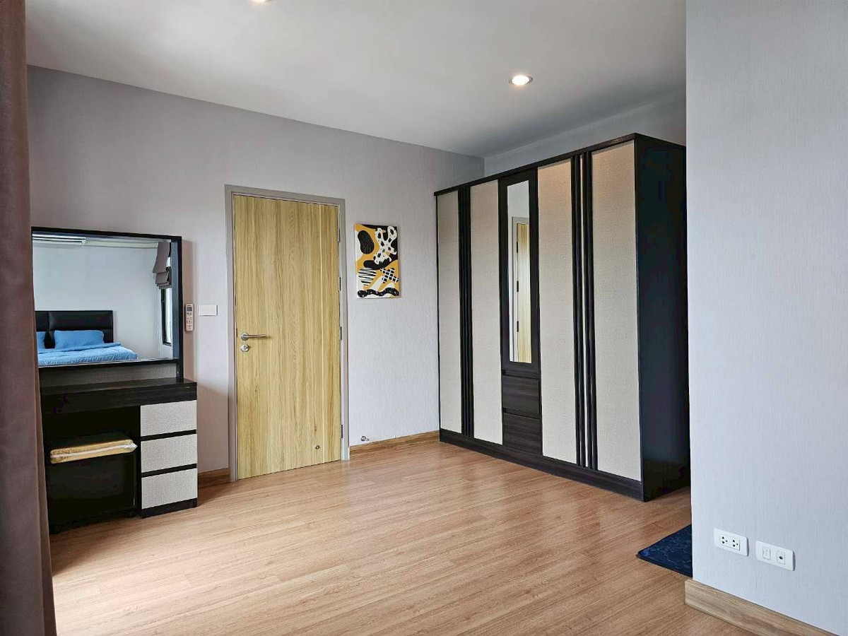 บ้านวิภาวดี ดอนเมือง หลักสี่ : ให้เช่า/ขาย บ้านหรู 3ชั้น  ภัสสร สรงประภา ดอนเมือง เนื้อที่มากถึง 60 ตรว. พื้นที่ใช้สอย 275 ตร.ม. 5 ห้องนอน  6ห้องน้ำ บ้านหลังพิเศษไม่มีบ้านตรงข้าม เป็น Private Zone ตกแต่งครบ Fully Furnished  ทำเลดีเดินทางเข้าเมืองสะดวก ใกล้สนามบินดอนเมือง