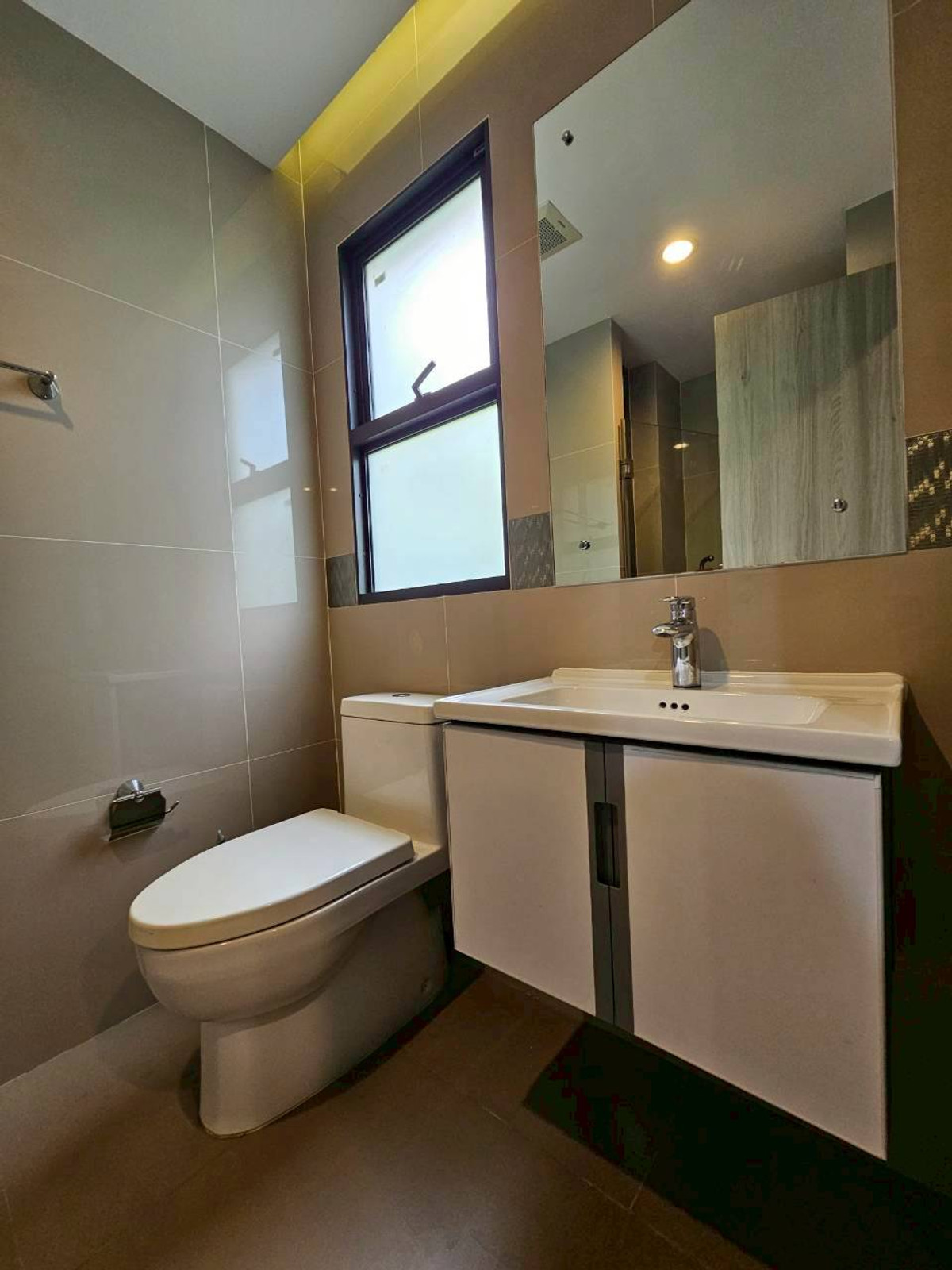 บ้านวิภาวดี ดอนเมือง หลักสี่ : ให้เช่า/ขาย บ้านหรู 3ชั้น  ภัสสร สรงประภา ดอนเมือง เนื้อที่มากถึง 60 ตรว. พื้นที่ใช้สอย 275 ตร.ม. 5 ห้องนอน  6ห้องน้ำ บ้านหลังพิเศษไม่มีบ้านตรงข้าม เป็น Private Zone ตกแต่งครบ Fully Furnished  ทำเลดีเดินทางเข้าเมืองสะดวก ใกล้สนามบินดอนเมือง