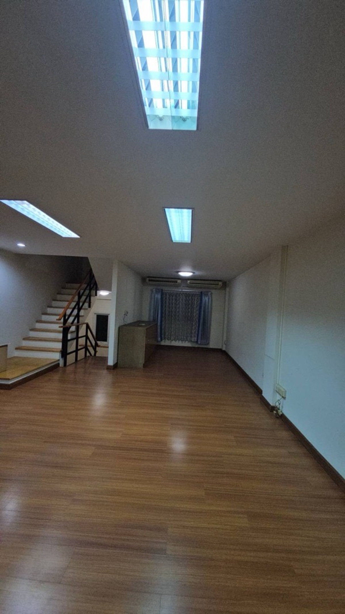 ให้เช่าทาวน์โฮมโชคชัย4 ลาดพร้าว71 : 🏡 ให้เช่า ทาวน์โฮม 4 ชั้น ลาดพร้าว 71 (สุคนธสวัสดิ์)
✨ ทำเลติดถนนใหญ่ พร้อมอยู่ | เหมาะทำ Home Office + อยู่อาศัย
💰 ค่าเช่าเพียง 25,000 บาท / เดือน