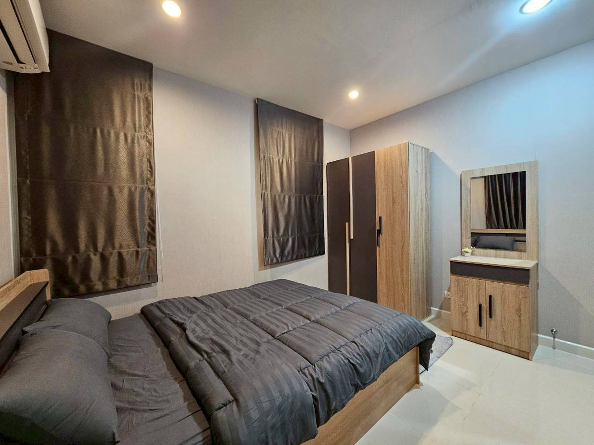 บ้านวิภาวดี ดอนเมือง หลักสี่ : ให้เช่า/ขาย บ้านหรู 3ชั้น  ภัสสร สรงประภา ดอนเมือง เนื้อที่มากถึง 60 ตรว. พื้นที่ใช้สอย 275 ตร.ม. 5 ห้องนอน  6ห้องน้ำ บ้านหลังพิเศษไม่มีบ้านตรงข้าม เป็น Private Zone ตกแต่งครบ Fully Furnished  ทำเลดีเดินทางเข้าเมืองสะดวก ใกล้สนามบินดอนเมือง