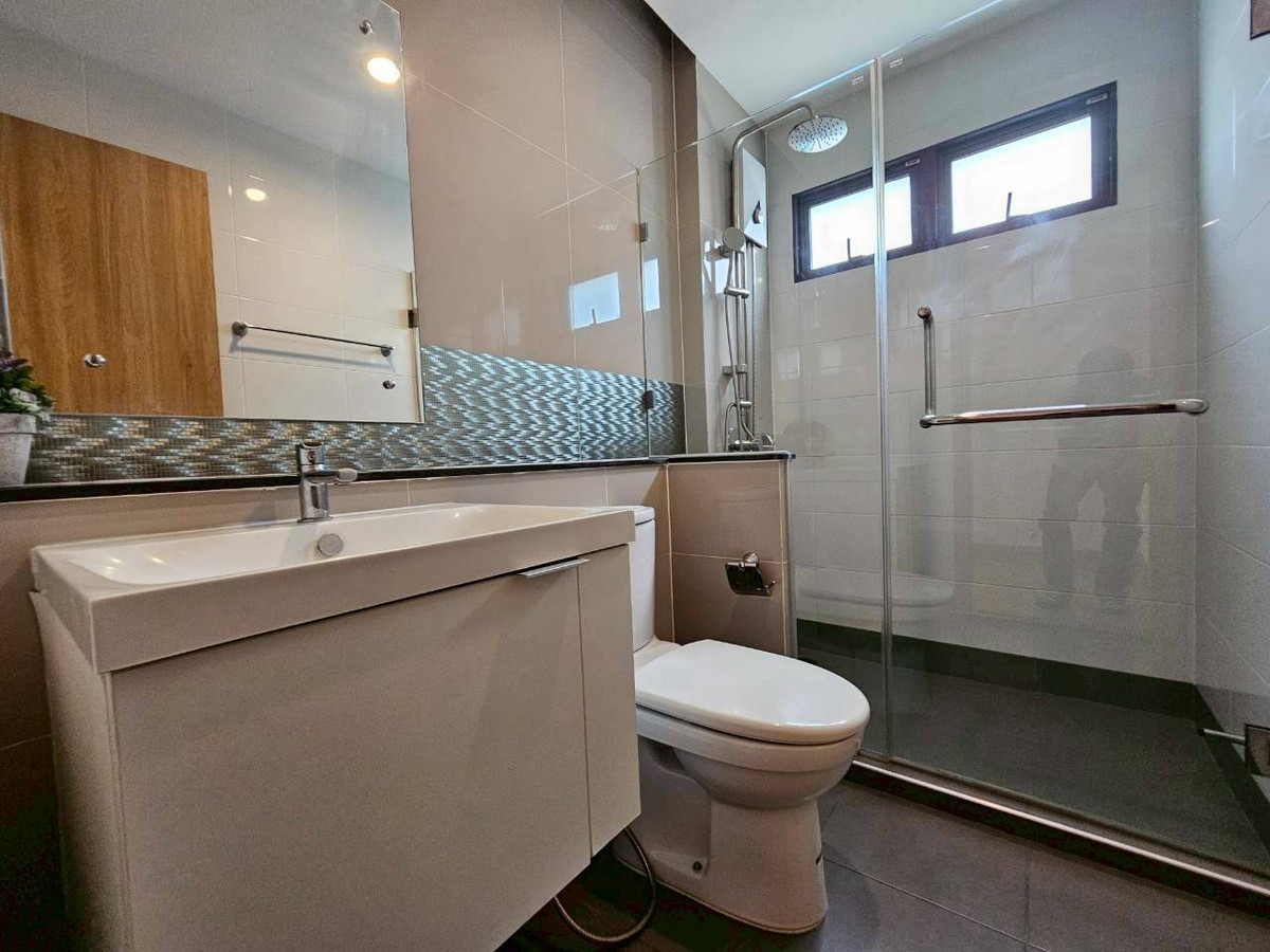 บ้านวิภาวดี ดอนเมือง หลักสี่ : ให้เช่า/ขาย บ้านหรู 3ชั้น  ภัสสร สรงประภา ดอนเมือง เนื้อที่มากถึง 60 ตรว. พื้นที่ใช้สอย 275 ตร.ม. 5 ห้องนอน  6ห้องน้ำ บ้านหลังพิเศษไม่มีบ้านตรงข้าม เป็น Private Zone ตกแต่งครบ Fully Furnished  ทำเลดีเดินทางเข้าเมืองสะดวก ใกล้สนามบินดอนเมือง