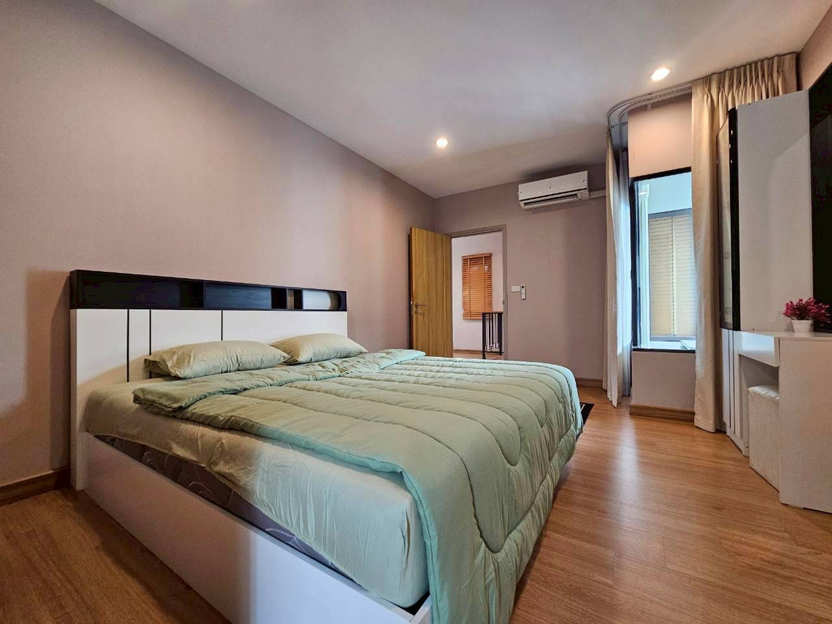 บ้านวิภาวดี ดอนเมือง หลักสี่ : ให้เช่า/ขาย บ้านหรู 3ชั้น  ภัสสร สรงประภา ดอนเมือง เนื้อที่มากถึง 60 ตรว. พื้นที่ใช้สอย 275 ตร.ม. 5 ห้องนอน  6ห้องน้ำ บ้านหลังพิเศษไม่มีบ้านตรงข้าม เป็น Private Zone ตกแต่งครบ Fully Furnished  ทำเลดีเดินทางเข้าเมืองสะดวก ใกล้สนามบินดอนเมือง