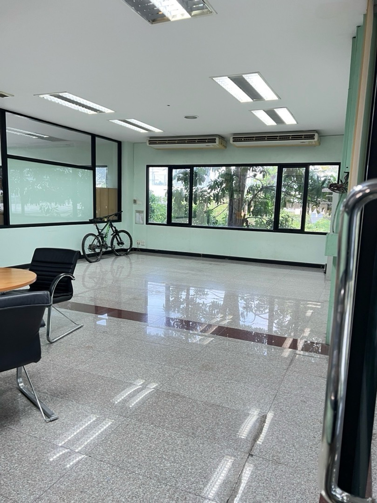 โกดังนนทบุรี บางใหญ่ บางบัวทอง : เช่า/ขาย อาคารสำนักงานพร้อมโกดัง ต.ตลาดขวัญอ.เมืองนนทบุรี จ.นนทบุรี สำนักงาน 4 ชั้น ขนาด1,400 ตร.ม เช่า 175,000 บาท ขาย 29,900,000 บาท