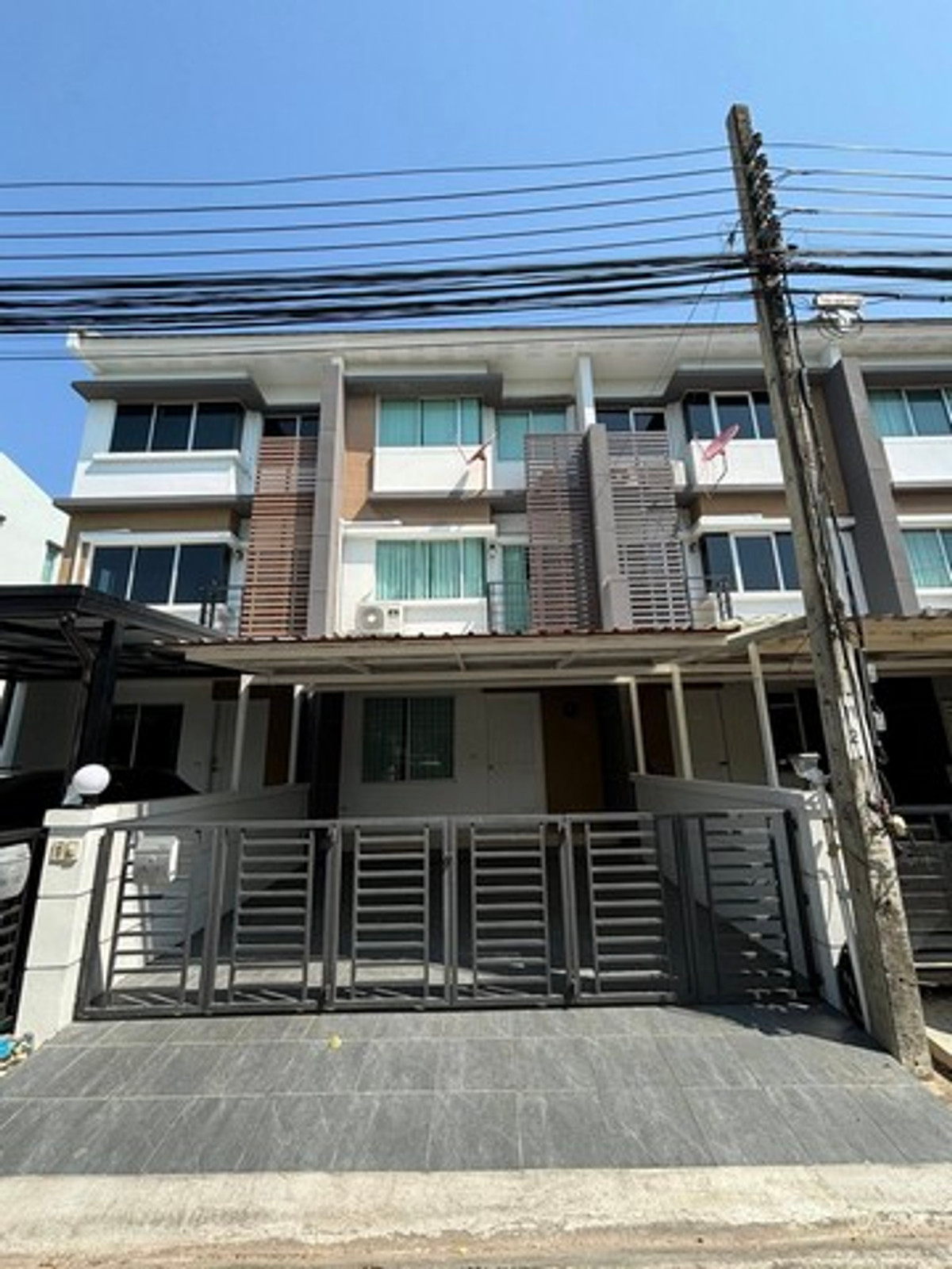 For RentTownhomeLadkrabang, Suwannaphum Airport : HR3316 3-story townhome for rent, Town Plus On Nut – good condition, newly renovated, near Robinson Lat Krabang, only 10 minutes.