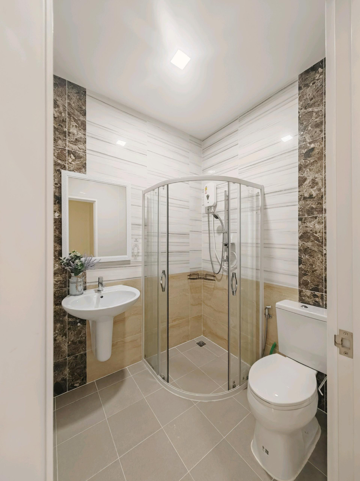 For RentTownhomePathum Thani,Rangsit, Thammasat : Townhouse for rent ✨ Golden Town Future-Rangsit ✨ 3 bedrooms, 2 bathrooms, fully furnished and equipped with appliances.