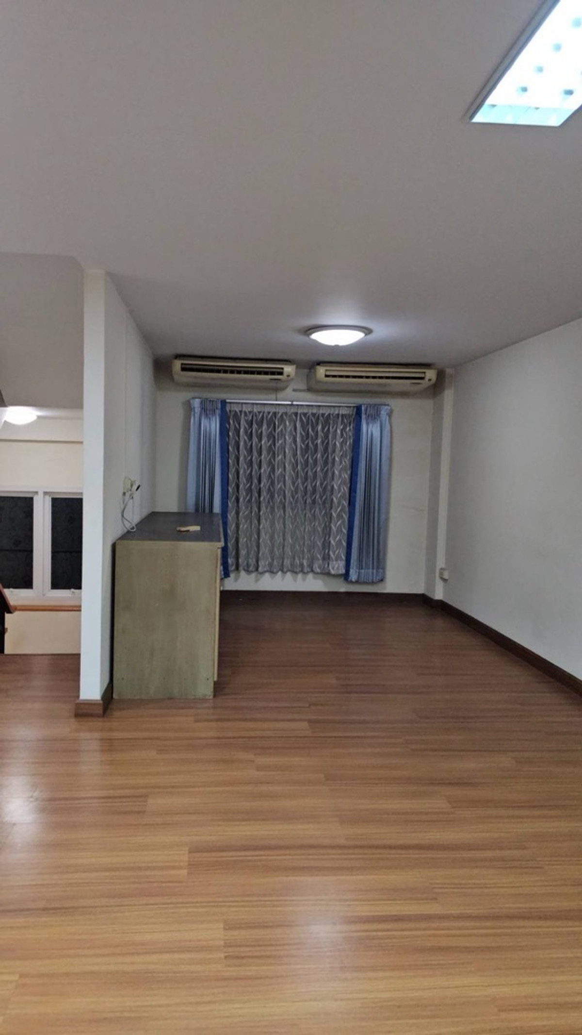 ให้เช่าทาวน์โฮมโชคชัย4 ลาดพร้าว71 : 🏡 ให้เช่า ทาวน์โฮม 4 ชั้น ลาดพร้าว 71 (สุคนธสวัสดิ์)
✨ ทำเลติดถนนใหญ่ พร้อมอยู่ | เหมาะทำ Home Office + อยู่อาศัย
💰 ค่าเช่าเพียง 25,000 บาท / เดือน