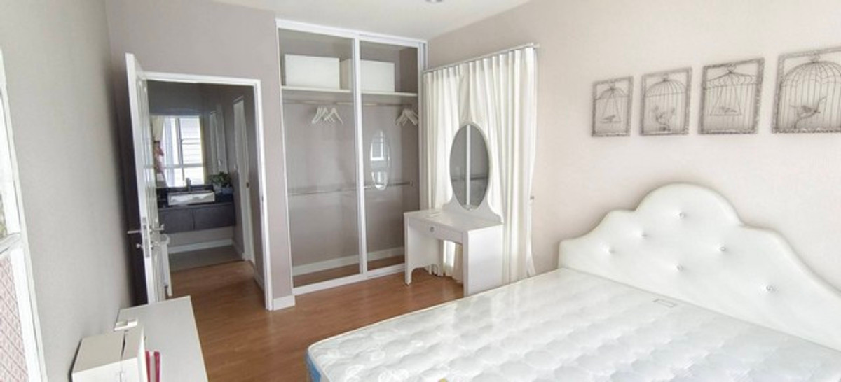 For RentHouseSamut Prakan,Samrong : HR3318 Luxury detached house for rent, Nara Botanic Srinakarin project, close to the Yellow Line, only 200 meters, built-in throughout, ready to move in.