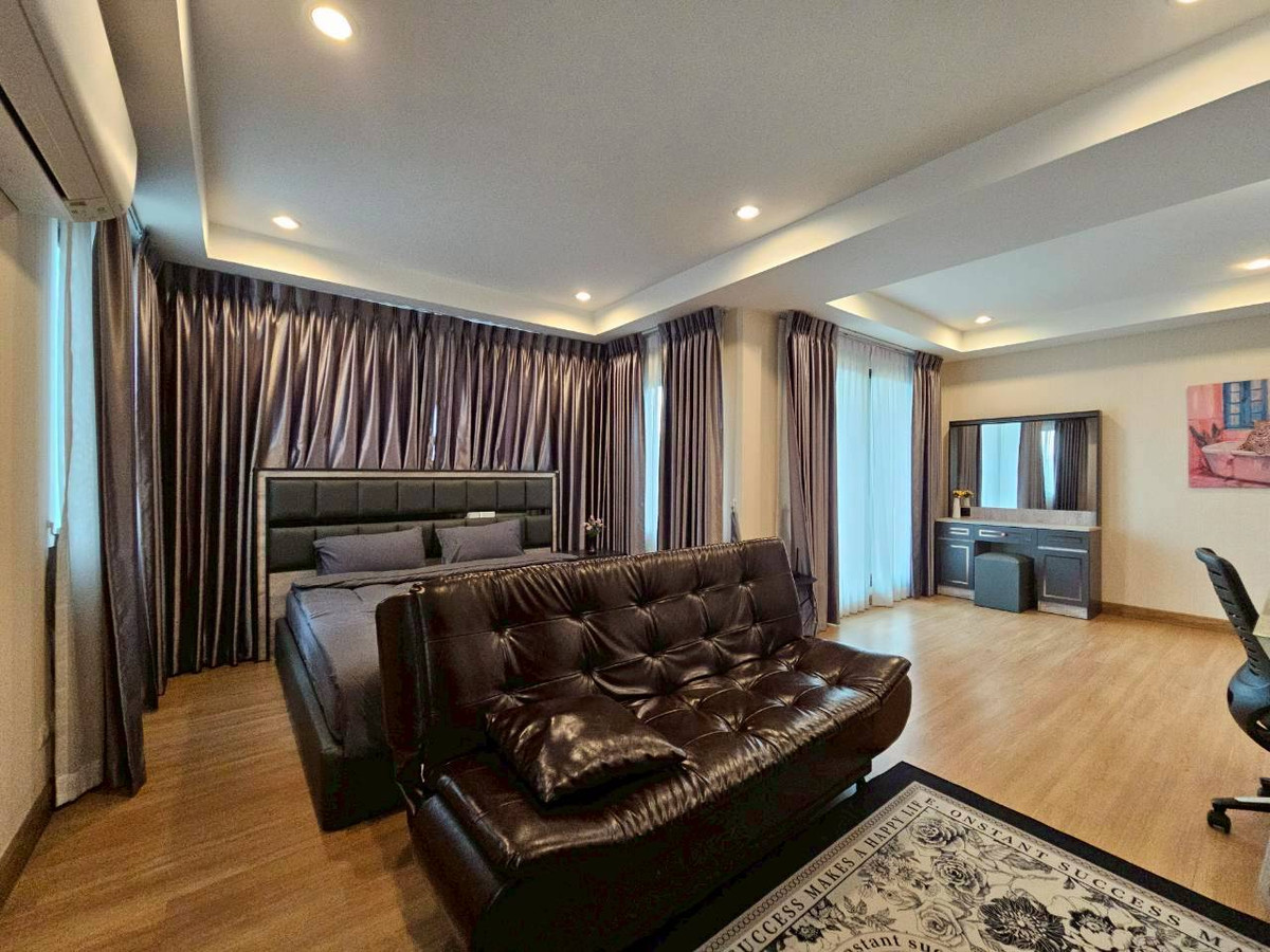 บ้านวิภาวดี ดอนเมือง หลักสี่ : ให้เช่า/ขาย บ้านหรู 3ชั้น  ภัสสร สรงประภา ดอนเมือง เนื้อที่มากถึง 60 ตรว. พื้นที่ใช้สอย 275 ตร.ม. 5 ห้องนอน  6ห้องน้ำ บ้านหลังพิเศษไม่มีบ้านตรงข้าม เป็น Private Zone ตกแต่งครบ Fully Furnished  ทำเลดีเดินทางเข้าเมืองสะดวก ใกล้สนามบินดอนเมือง