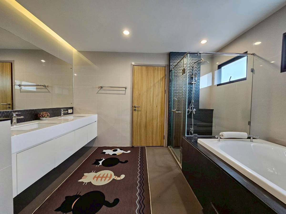 บ้านวิภาวดี ดอนเมือง หลักสี่ : ให้เช่า/ขาย บ้านหรู 3ชั้น  ภัสสร สรงประภา ดอนเมือง เนื้อที่มากถึง 60 ตรว. พื้นที่ใช้สอย 275 ตร.ม. 5 ห้องนอน  6ห้องน้ำ บ้านหลังพิเศษไม่มีบ้านตรงข้าม เป็น Private Zone ตกแต่งครบ Fully Furnished  ทำเลดีเดินทางเข้าเมืองสะดวก ใกล้สนามบินดอนเมือง