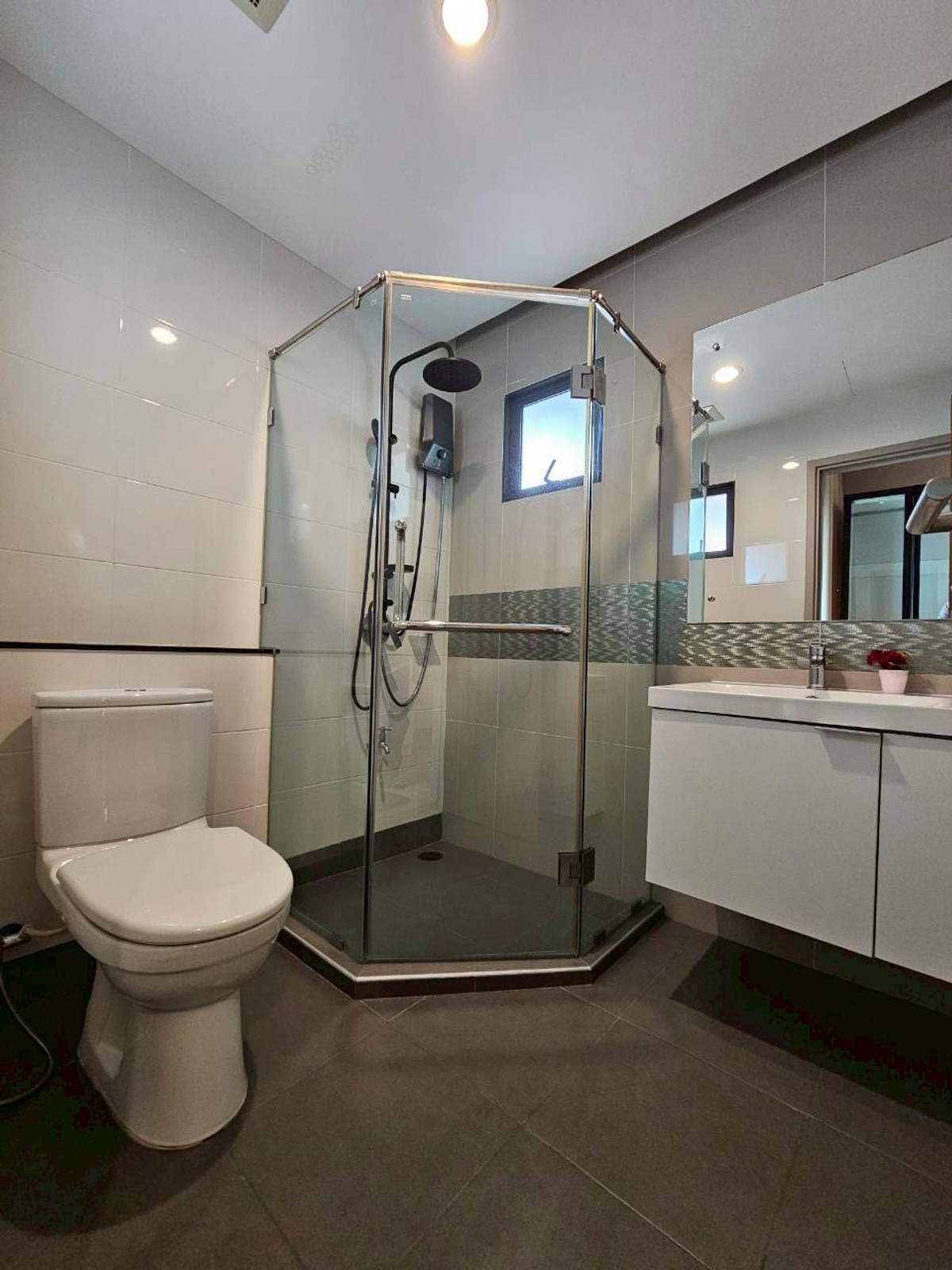 บ้านวิภาวดี ดอนเมือง หลักสี่ : ให้เช่า/ขาย บ้านหรู 3ชั้น  ภัสสร สรงประภา ดอนเมือง เนื้อที่มากถึง 60 ตรว. พื้นที่ใช้สอย 275 ตร.ม. 5 ห้องนอน  6ห้องน้ำ บ้านหลังพิเศษไม่มีบ้านตรงข้าม เป็น Private Zone ตกแต่งครบ Fully Furnished  ทำเลดีเดินทางเข้าเมืองสะดวก ใกล้สนามบินดอนเมือง