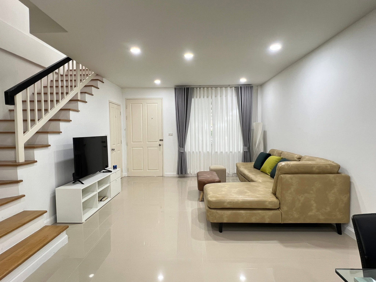 ให้เช่าทาวน์โฮมลาดกระบัง สุวรรณภูมิ : ให้เช่าทาวน์โฮมรีโนเวทใหม่ ทาวน์พลัส อ่อนนุช ข้างโรบินสัน ลาดกระบัง ใกล้สนามบินสุวรรณภูมิ 