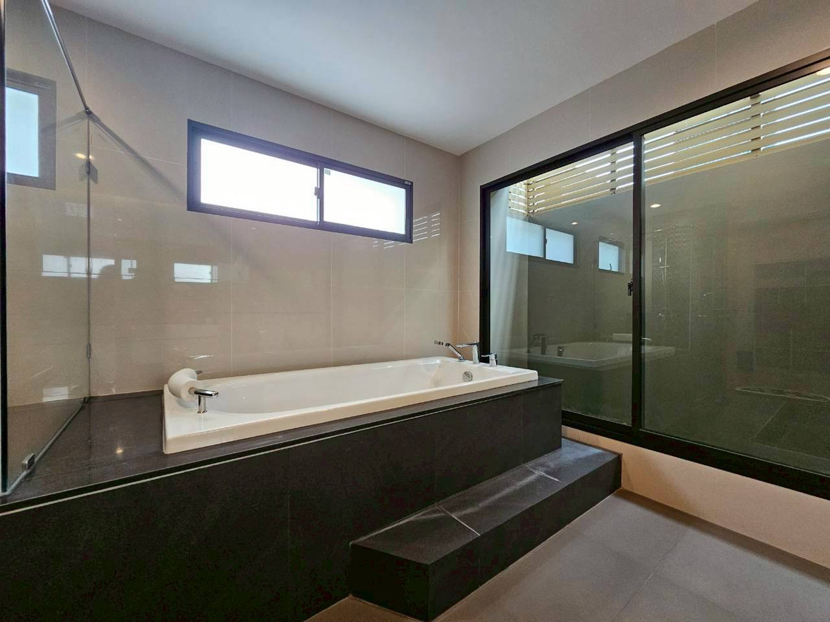 บ้านวิภาวดี ดอนเมือง หลักสี่ : ให้เช่า/ขาย บ้านหรู 3ชั้น  ภัสสร สรงประภา ดอนเมือง เนื้อที่มากถึง 60 ตรว. พื้นที่ใช้สอย 275 ตร.ม. 5 ห้องนอน  6ห้องน้ำ บ้านหลังพิเศษไม่มีบ้านตรงข้าม เป็น Private Zone ตกแต่งครบ Fully Furnished  ทำเลดีเดินทางเข้าเมืองสะดวก ใกล้สนามบินดอนเมือง