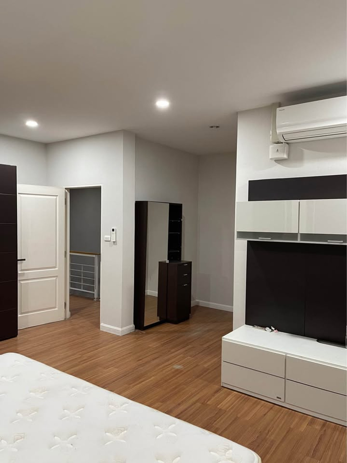 For RentHousePattanakan, Srinakarin : For rent 81.5 sq m, 3 bedrooms, 3 bathrooms, 2-story detached house, Manthana Rama 9, Srinakarin, Krungthep Kreetha Soi 7.