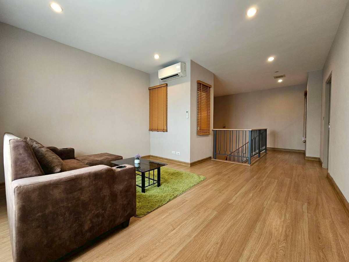 บ้านวิภาวดี ดอนเมือง หลักสี่ : ให้เช่า/ขาย บ้านหรู 3ชั้น  ภัสสร สรงประภา ดอนเมือง เนื้อที่มากถึง 60 ตรว. พื้นที่ใช้สอย 275 ตร.ม. 5 ห้องนอน  6ห้องน้ำ บ้านหลังพิเศษไม่มีบ้านตรงข้าม เป็น Private Zone ตกแต่งครบ Fully Furnished  ทำเลดีเดินทางเข้าเมืองสะดวก ใกล้สนามบินดอนเมือง