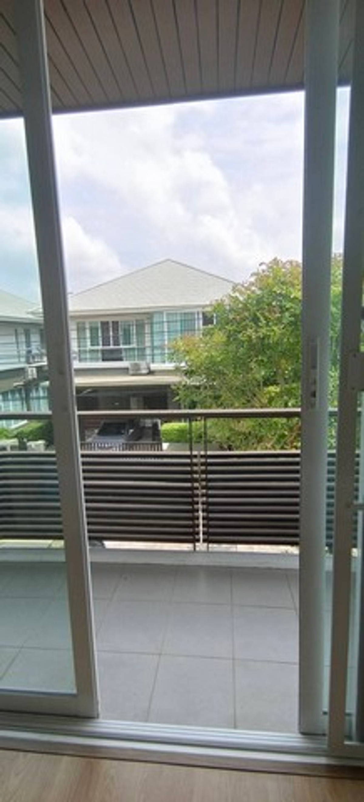 For RentHouseSamut Prakan,Samrong : HR3318 Luxury detached house for rent, Nara Botanic Srinakarin project, close to the Yellow Line, only 200 meters, built-in throughout, ready to move in.