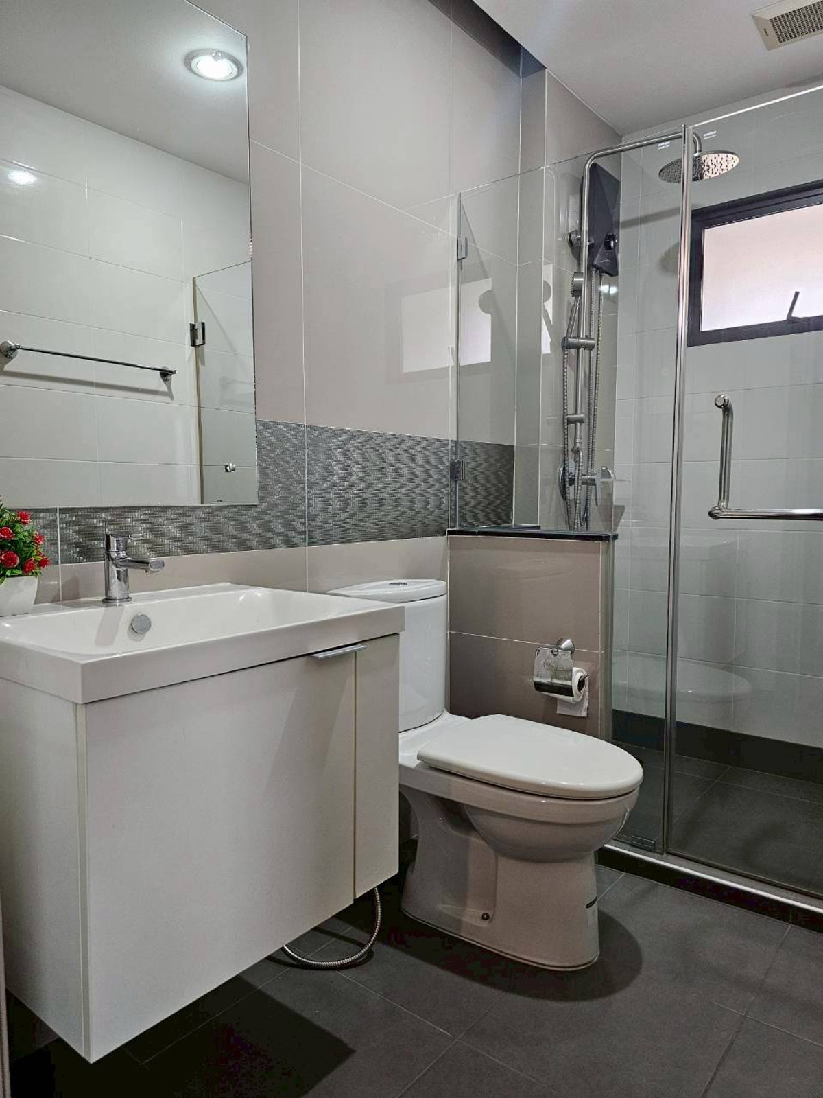 บ้านวิภาวดี ดอนเมือง หลักสี่ : ให้เช่า/ขาย บ้านหรู 3ชั้น  ภัสสร สรงประภา ดอนเมือง เนื้อที่มากถึง 60 ตรว. พื้นที่ใช้สอย 275 ตร.ม. 5 ห้องนอน  6ห้องน้ำ บ้านหลังพิเศษไม่มีบ้านตรงข้าม เป็น Private Zone ตกแต่งครบ Fully Furnished  ทำเลดีเดินทางเข้าเมืองสะดวก ใกล้สนามบินดอนเมือง