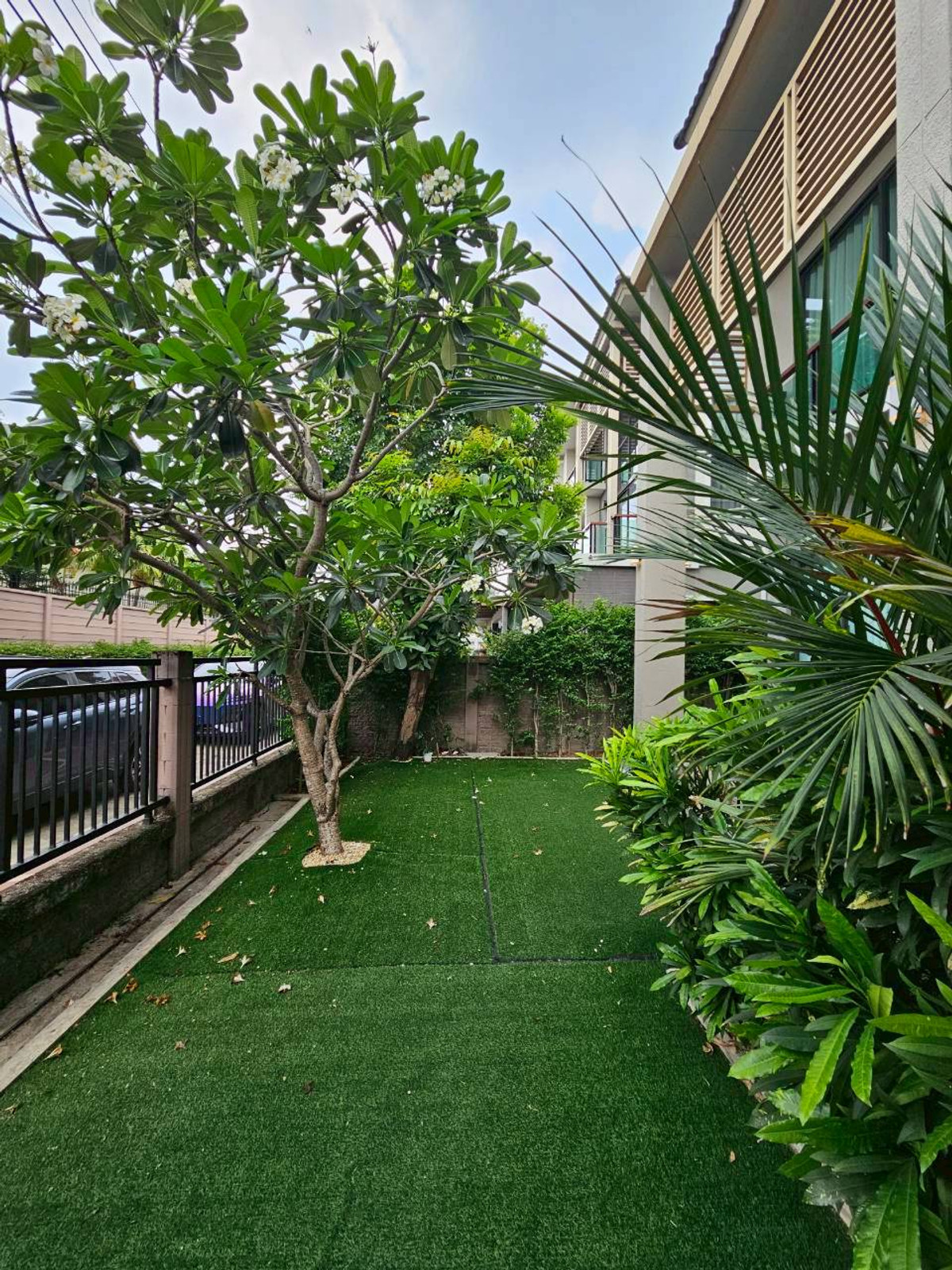 บ้านวิภาวดี ดอนเมือง หลักสี่ : ให้เช่า/ขาย บ้านหรู 3ชั้น  ภัสสร สรงประภา ดอนเมือง เนื้อที่มากถึง 60 ตรว. พื้นที่ใช้สอย 275 ตร.ม. 5 ห้องนอน  6ห้องน้ำ บ้านหลังพิเศษไม่มีบ้านตรงข้าม เป็น Private Zone ตกแต่งครบ Fully Furnished  ทำเลดีเดินทางเข้าเมืองสะดวก ใกล้สนามบินดอนเมือง