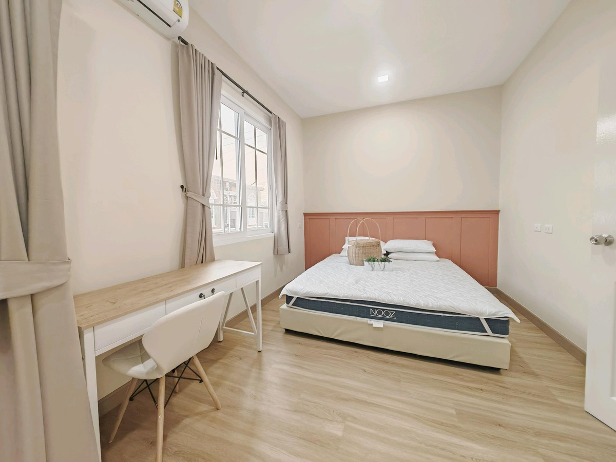 For RentTownhomePathum Thani,Rangsit, Thammasat : Townhouse for rent ✨ Golden Town Future-Rangsit ✨ 3 bedrooms, 2 bathrooms, fully furnished and equipped with appliances.