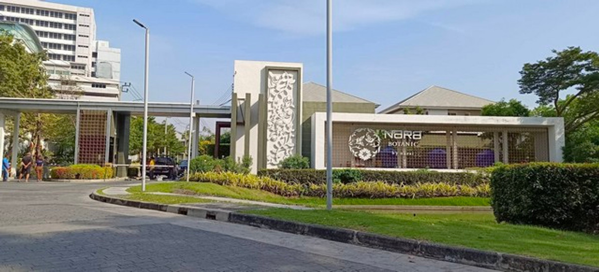 For RentHouseSamut Prakan,Samrong : HR3318 Luxury detached house for rent, Nara Botanic Srinakarin project, close to the Yellow Line, only 200 meters, built-in throughout, ready to move in.