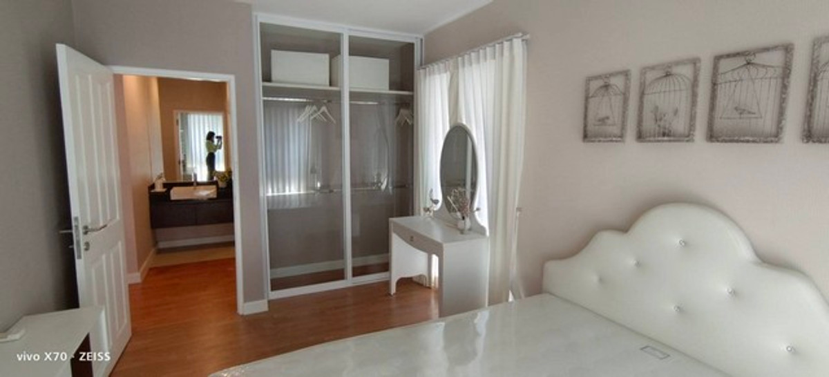 For RentHouseSamut Prakan,Samrong : HR3318 Luxury detached house for rent, Nara Botanic Srinakarin project, close to the Yellow Line, only 200 meters, built-in throughout, ready to move in.