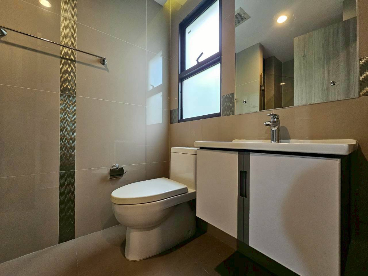 บ้านวิภาวดี ดอนเมือง หลักสี่ : ให้เช่า/ขาย บ้านหรู 3ชั้น  ภัสสร สรงประภา ดอนเมือง เนื้อที่มากถึง 60 ตรว. พื้นที่ใช้สอย 275 ตร.ม. 5 ห้องนอน  6ห้องน้ำ บ้านหลังพิเศษไม่มีบ้านตรงข้าม เป็น Private Zone ตกแต่งครบ Fully Furnished  ทำเลดีเดินทางเข้าเมืองสะดวก ใกล้สนามบินดอนเมือง