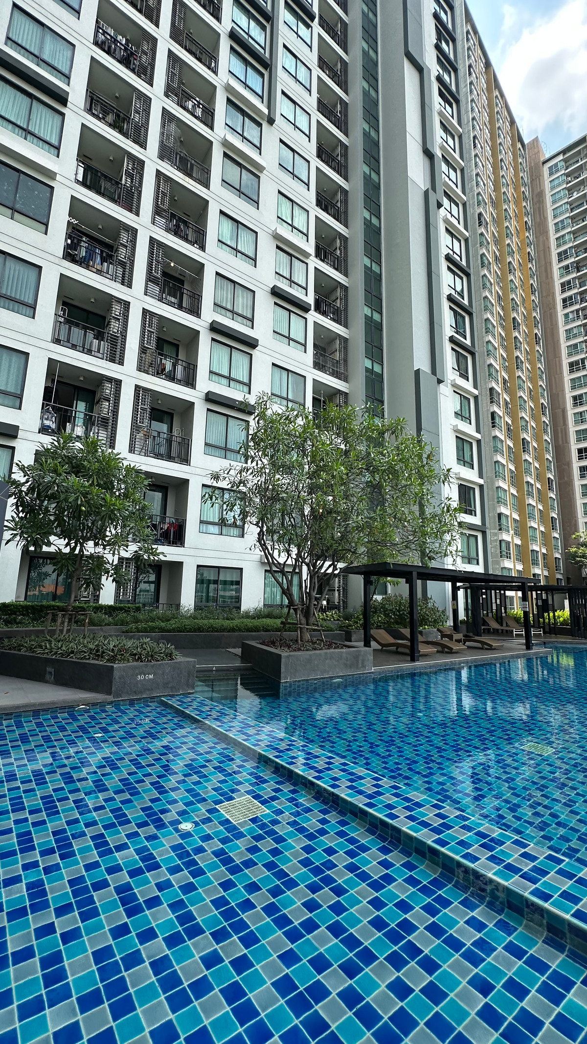 For SaleCondoOnnut, Udomsuk : Condo for sale Artemis Sukhumvit 77, size 2 bedrooms, 45 square meters, high floor, price includes transfer fee.