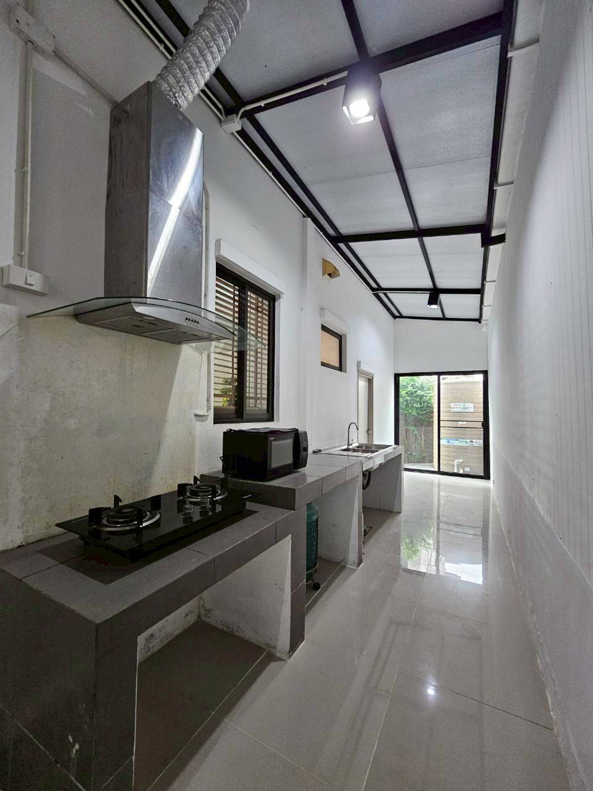 บ้านวิภาวดี ดอนเมือง หลักสี่ : ให้เช่า/ขาย บ้านหรู 3ชั้น  ภัสสร สรงประภา ดอนเมือง เนื้อที่มากถึง 60 ตรว. พื้นที่ใช้สอย 275 ตร.ม. 5 ห้องนอน  6ห้องน้ำ บ้านหลังพิเศษไม่มีบ้านตรงข้าม เป็น Private Zone ตกแต่งครบ Fully Furnished  ทำเลดีเดินทางเข้าเมืองสะดวก ใกล้สนามบินดอนเมือง